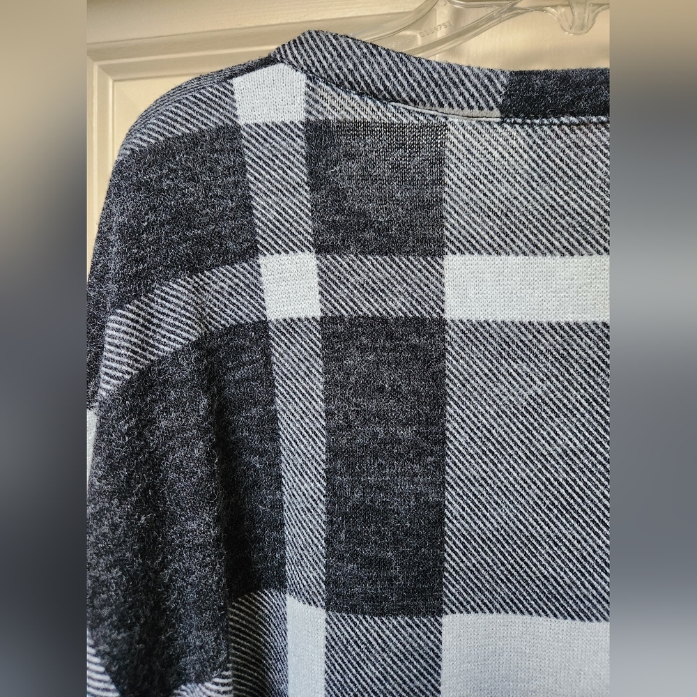 Wanna Be Black and White Plaid V-Neck Top - Picture 6 of 8